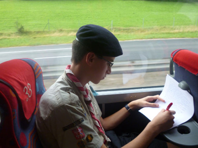 Louis au décodage dans le car.